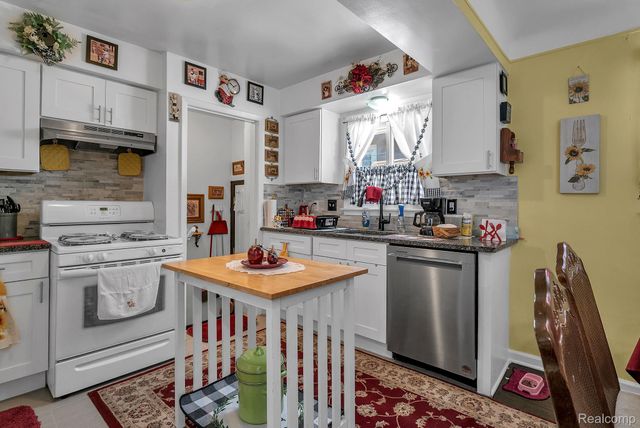 1582 Chandler Avenue, Lincoln Park, MI 48146