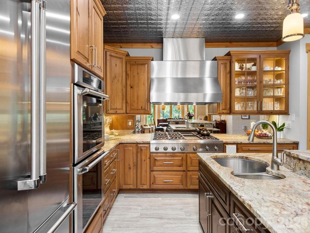 600 White Water Way, Marshall, NC 28753