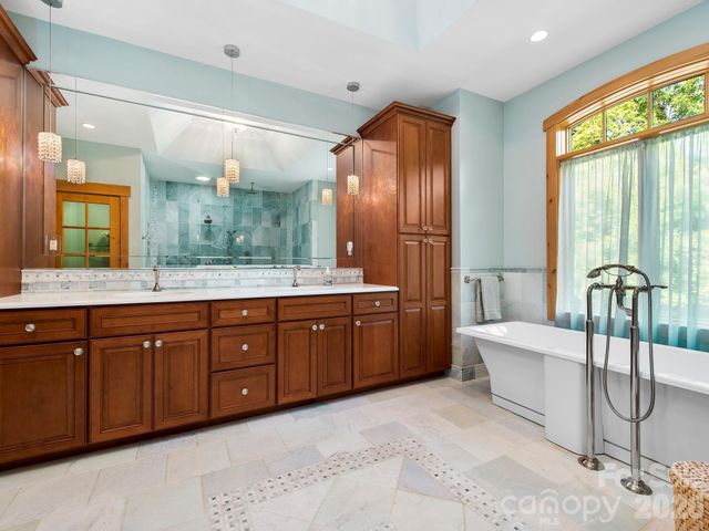 600 White Water Way, Marshall, NC 28753