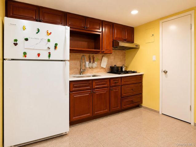 10421 39th Avenue 211C, Corona, NY 11368