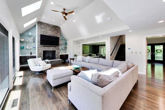 25291 N Saint Marys Road, Libertyville, IL 60048
