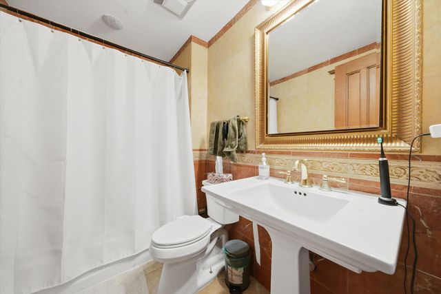 1033 W DAKIN Street, Chicago, IL 60613