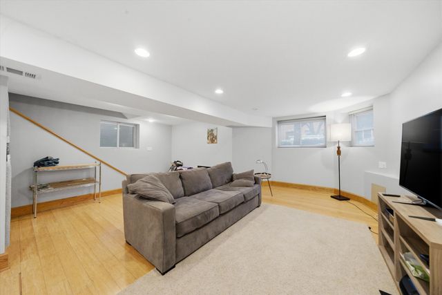 1033 W DAKIN Street, Chicago, IL 60613