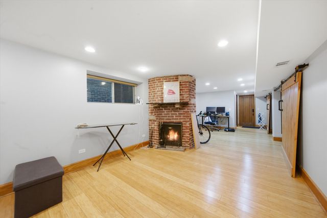 1033 W DAKIN Street, Chicago, IL 60613