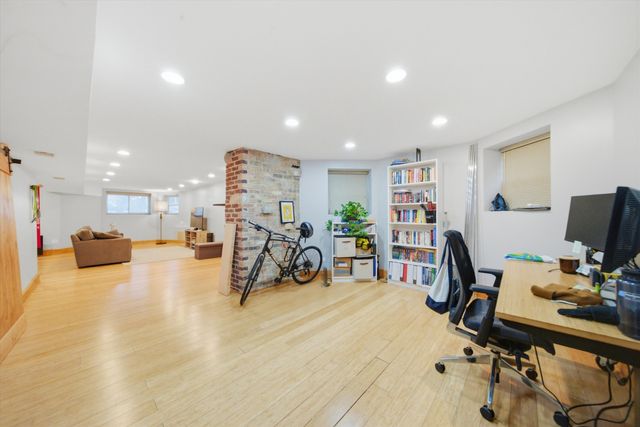 1033 W DAKIN Street, Chicago, IL 60613