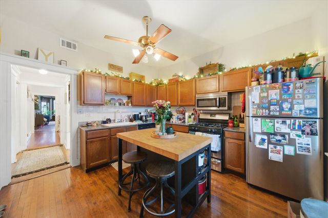 1033 W DAKIN Street, Chicago, IL 60613