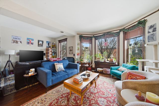 1033 W DAKIN Street, Chicago, IL 60613