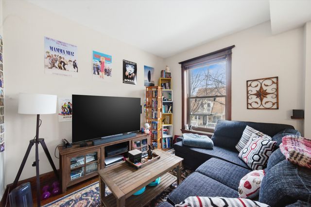 1033 W DAKIN Street, Chicago, IL 60613