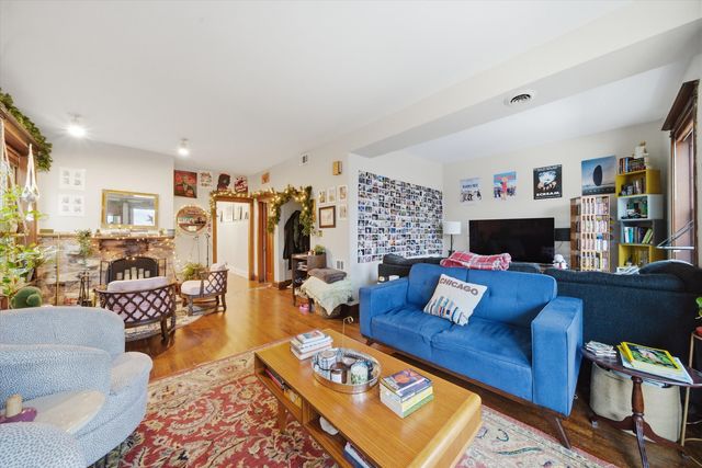 1033 W DAKIN Street, Chicago, IL 60613