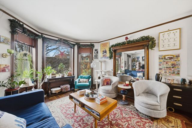 1033 W DAKIN Street, Chicago, IL 60613