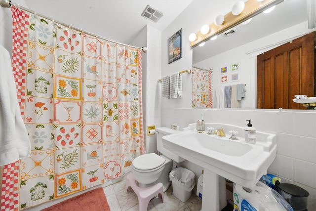 1033 W DAKIN Street, Chicago, IL 60613