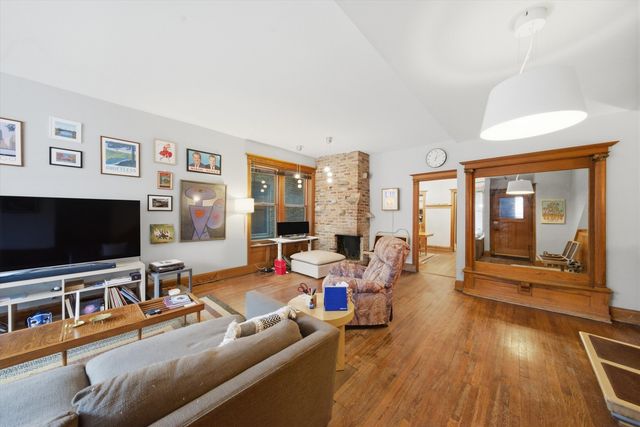 1033 W DAKIN Street, Chicago, IL 60613