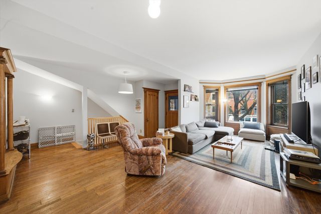 1033 W DAKIN Street, Chicago, IL 60613