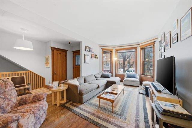 1033 W DAKIN Street, Chicago, IL 60613