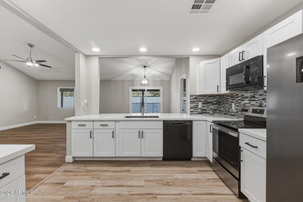 9033 W VOGEL Avenue, Peoria, AZ 85345 — photo 2
