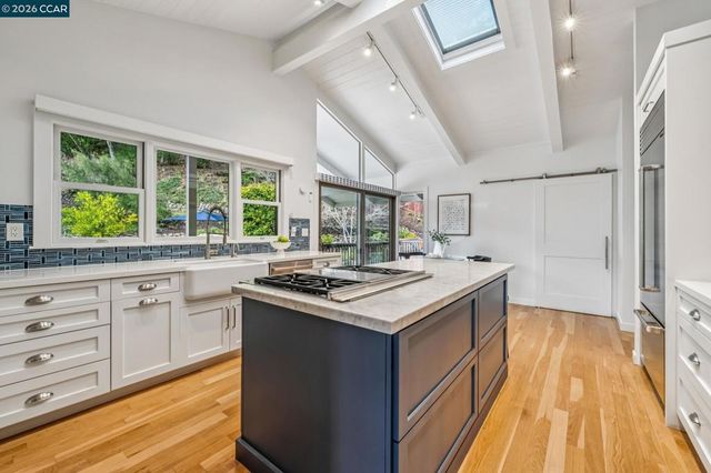 147 147 Amber Valley Dr, Orinda, CA 94563