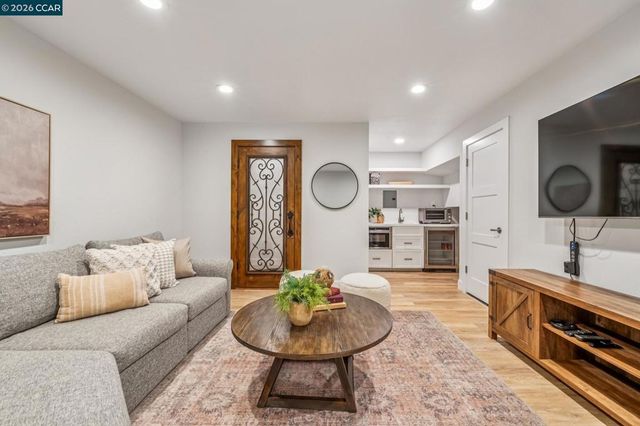 147 147 Amber Valley Dr, Orinda, CA 94563