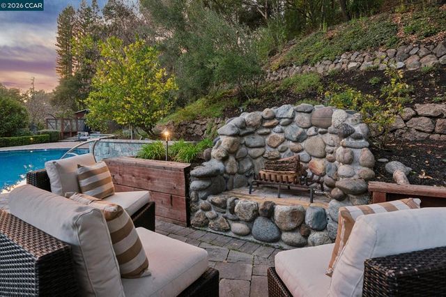 147 147 Amber Valley Dr, Orinda, CA 94563