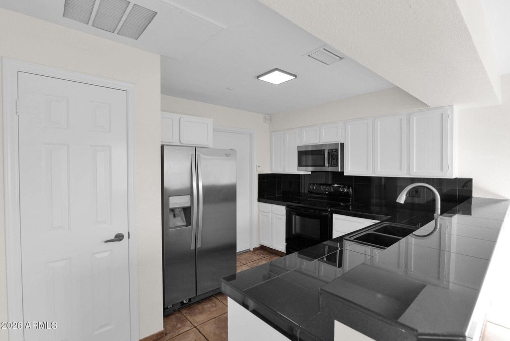 Image 10 of property listing at 1124 E ROSE Lane 3, Phoenix, AZ 85014