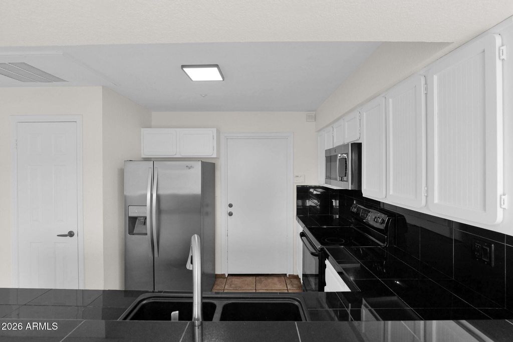 Image 11 of property listing at 1124 E ROSE Lane 3, Phoenix, AZ 85014