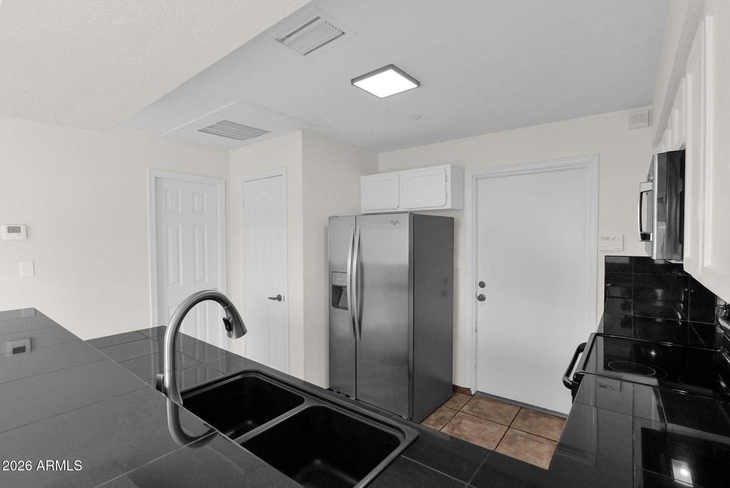 Image 12 of property listing at 1124 E ROSE Lane 3, Phoenix, AZ 85014
