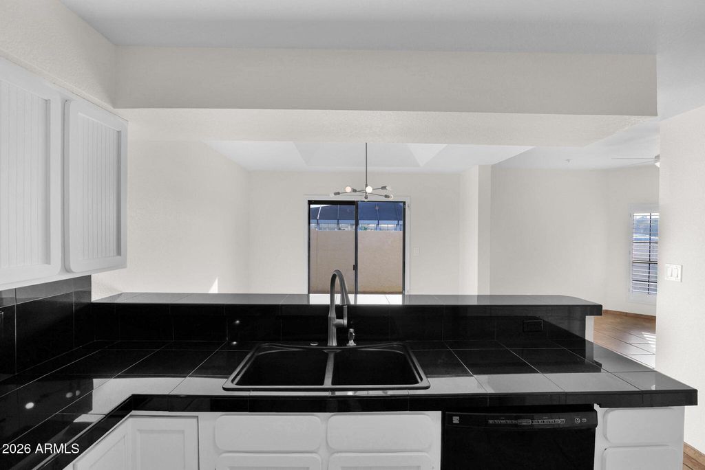 Image 13 of property listing at 1124 E ROSE Lane 3, Phoenix, AZ 85014
