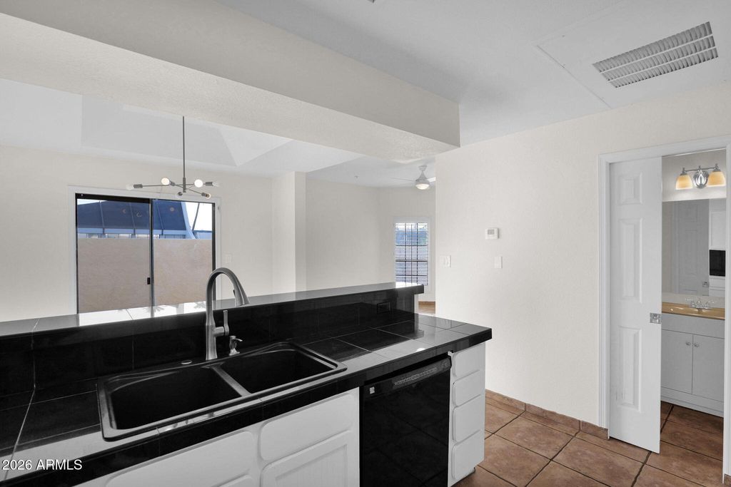 Image 14 of property listing at 1124 E ROSE Lane 3, Phoenix, AZ 85014