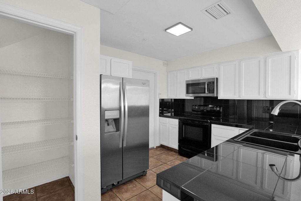 Image 15 of property listing at 1124 E ROSE Lane 3, Phoenix, AZ 85014