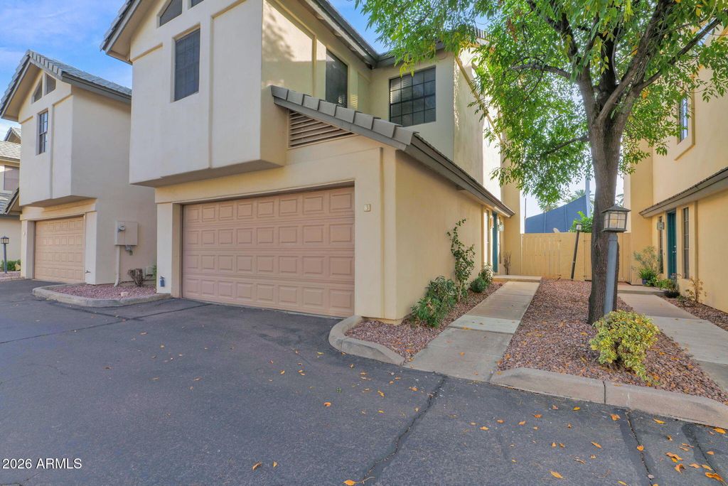 Image 2 of property listing at 1124 E ROSE Lane 3, Phoenix, AZ 85014
