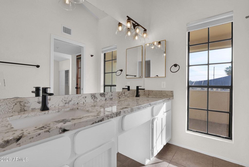 Image 22 of property listing at 1124 E ROSE Lane 3, Phoenix, AZ 85014