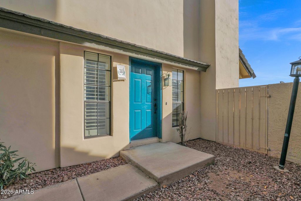 Image 3 of property listing at 1124 E ROSE Lane 3, Phoenix, AZ 85014