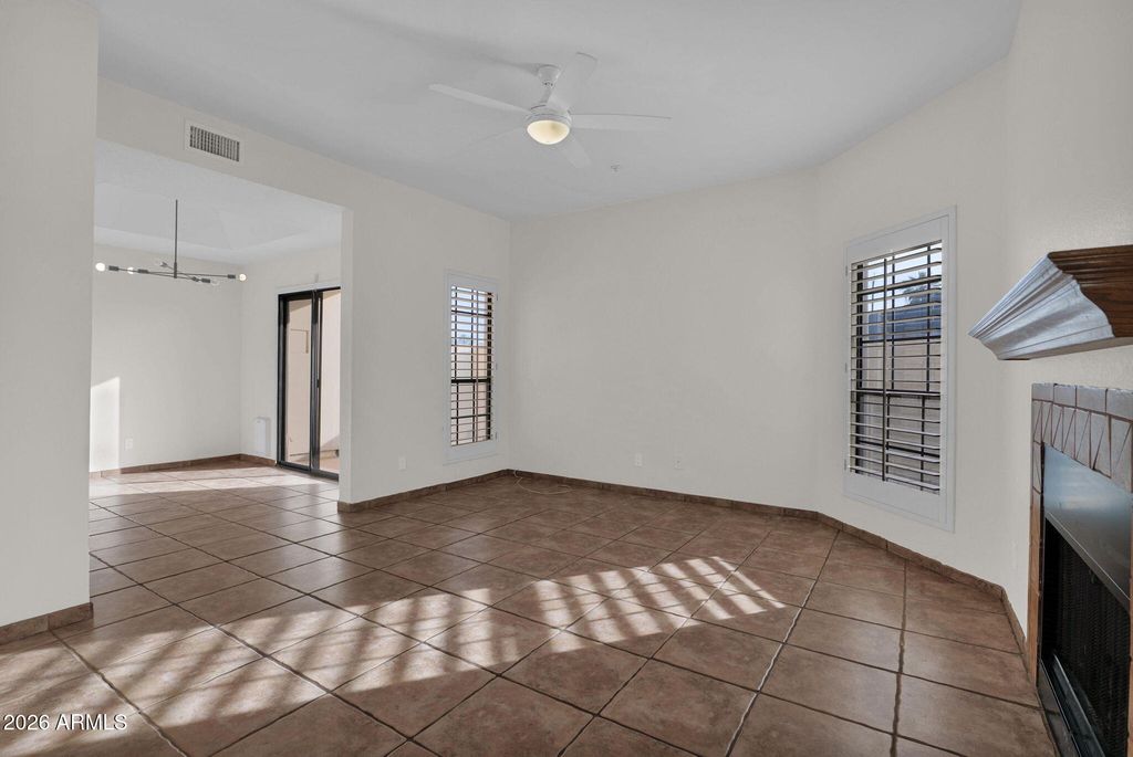 Image 4 of property listing at 1124 E ROSE Lane 3, Phoenix, AZ 85014