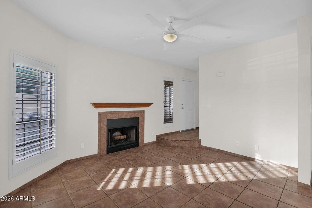 Image 5 of property listing at 1124 E ROSE Lane 3, Phoenix, AZ 85014