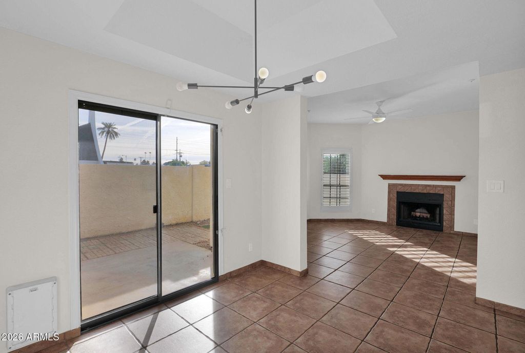 Image 6 of property listing at 1124 E ROSE Lane 3, Phoenix, AZ 85014