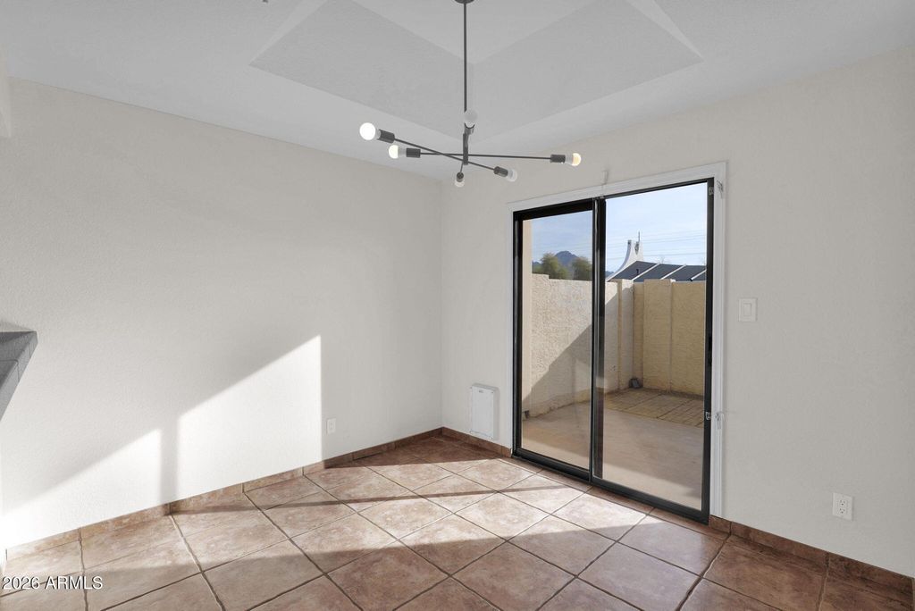 Image 7 of property listing at 1124 E ROSE Lane 3, Phoenix, AZ 85014