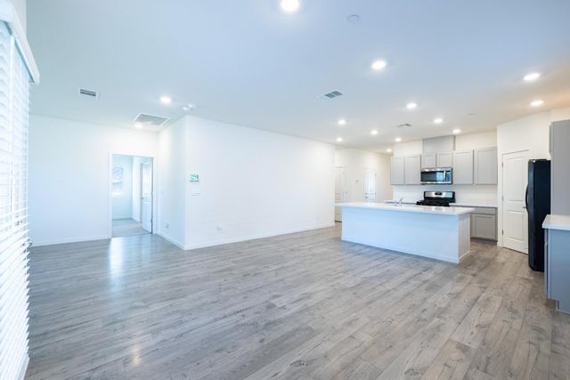 2057 Skipper Cove Way, Plumas Lake, CA 95961