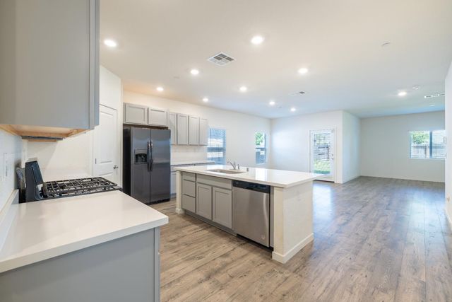 2057 Skipper Cove Way, Plumas Lake, CA 95961