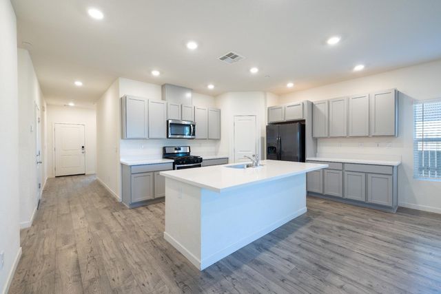 2057 Skipper Cove Way, Plumas Lake, CA 95961