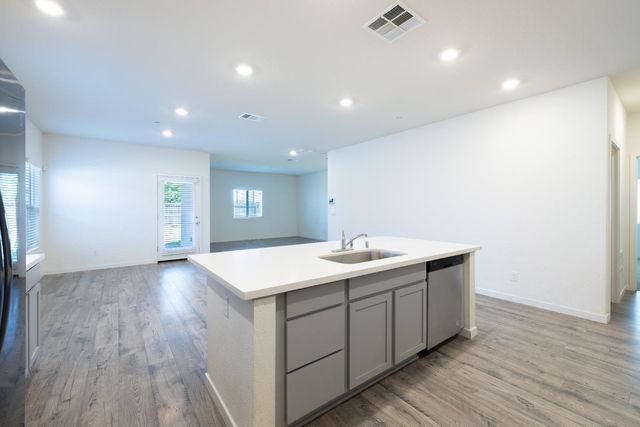 2057 Skipper Cove Way, Plumas Lake, CA 95961