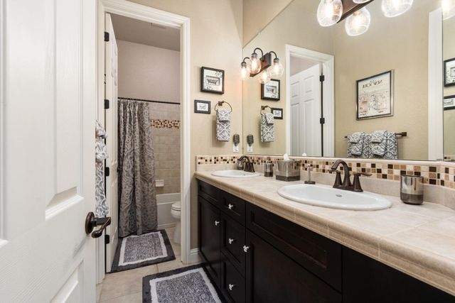 1979 N Nicolette Avenue, Clovis, CA 93619