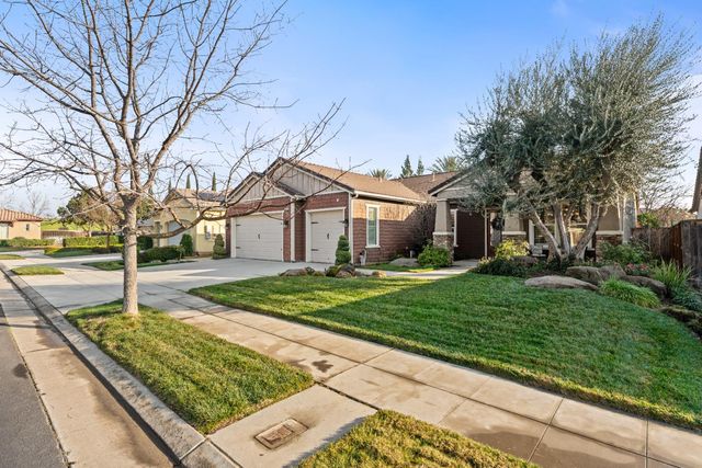 1979 N Nicolette Avenue, Clovis, CA 93619