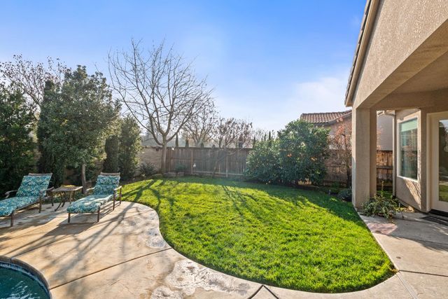 1979 N Nicolette Avenue, Clovis, CA 93619