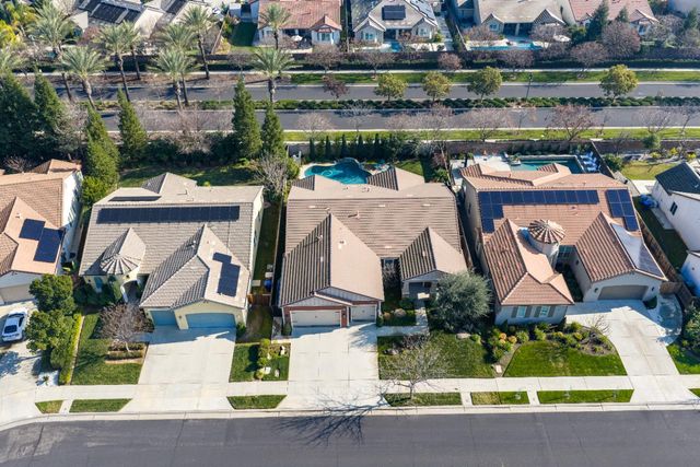 1979 N Nicolette Avenue, Clovis, CA 93619