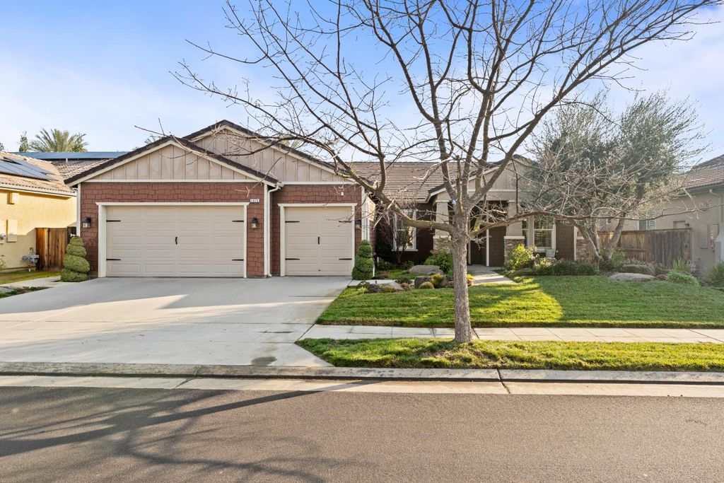 1979 N Nicolette Avenue, Clovis, CA 93619