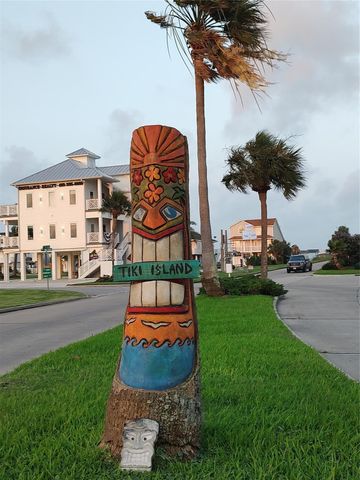 1823 Port O Call Street, Tiki Island, TX 77554