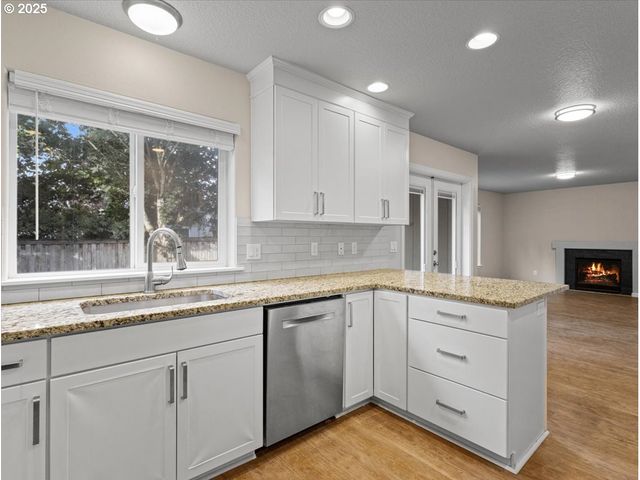 8599 Ne HODES St, Beaverton, OR 97006