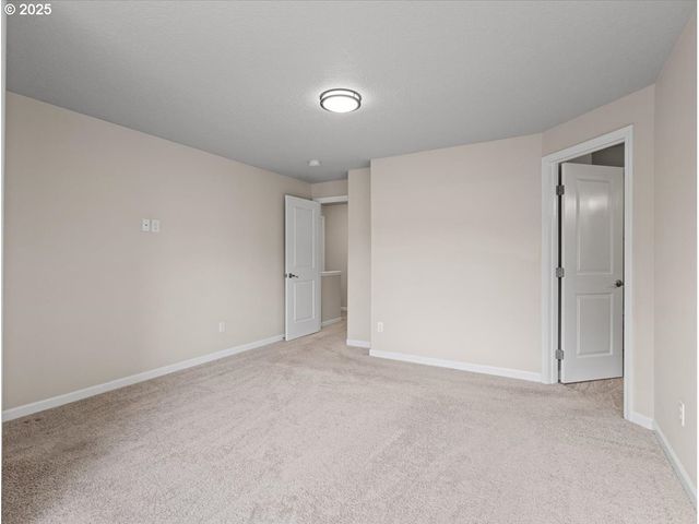 8599 Ne HODES St, Beaverton, OR 97006