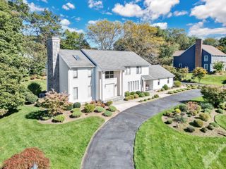 202 Williamsburg Dr, Longmeadow, MA 01106