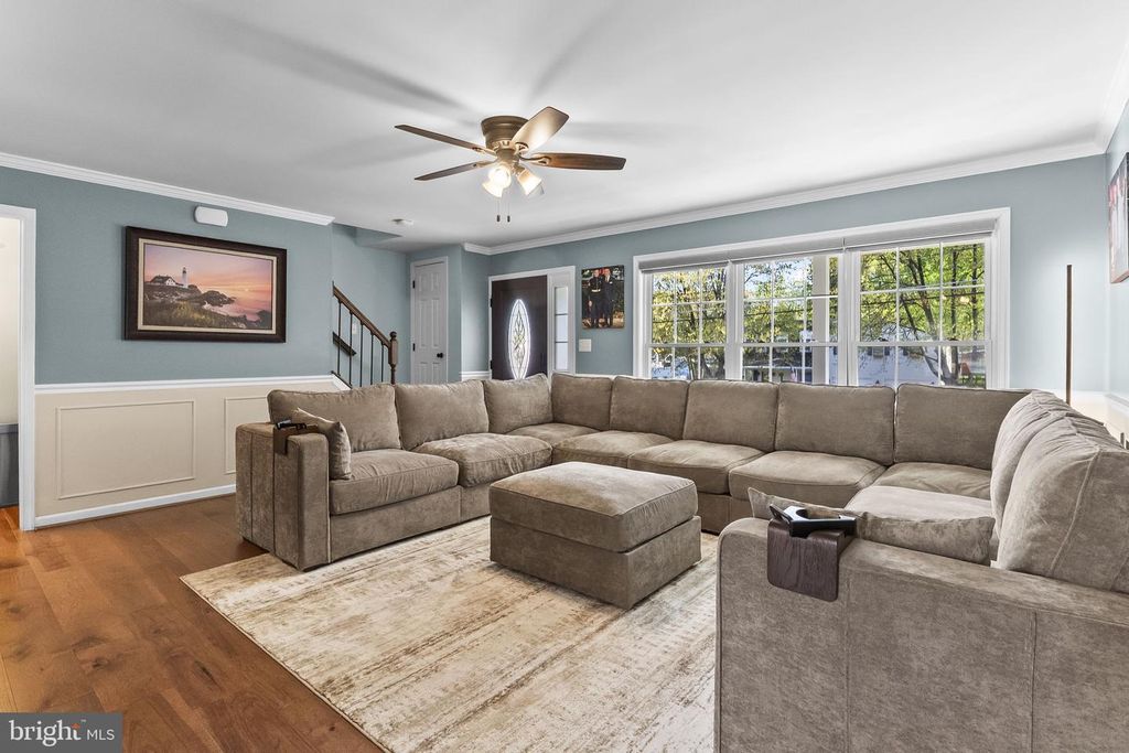 Image 3 of property listing at 7625 3RD ST, Pasadena, MD 21122