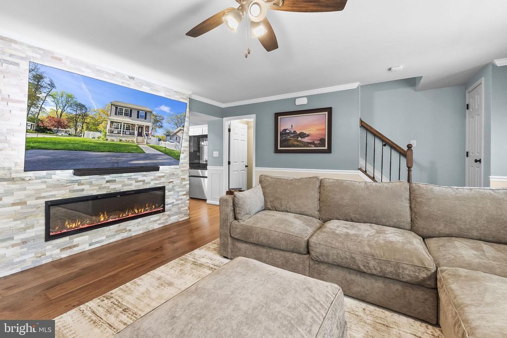 Image 5 of property listing at 7625 3RD ST, Pasadena, MD 21122